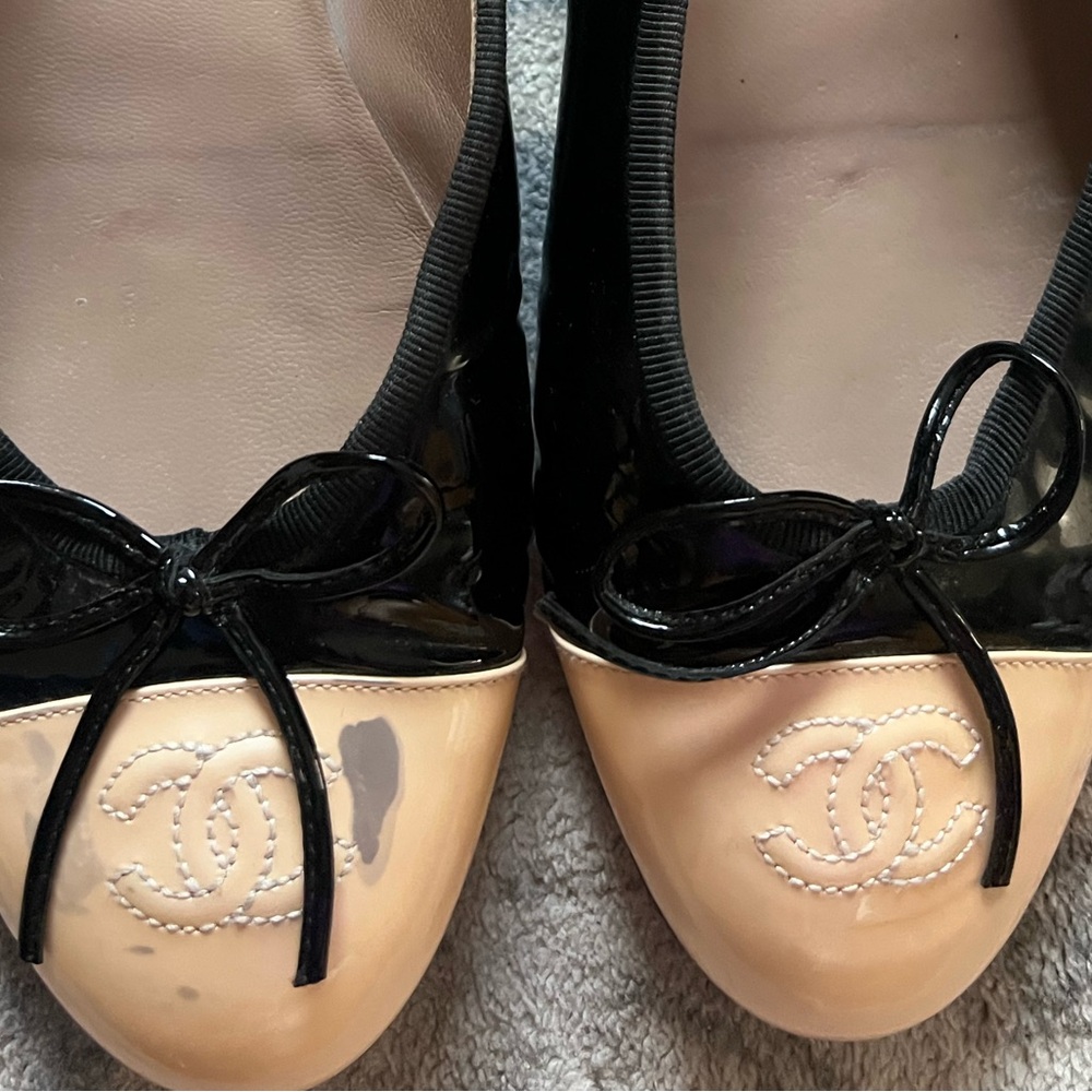 CHANEL Two-Tone Black and Cream Flats
